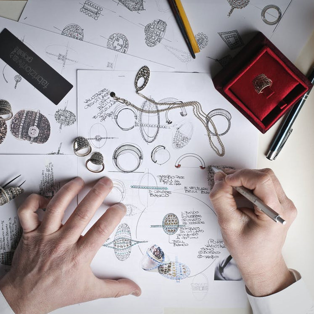 Share Celebrities Who Like to Wear Colorful Jewelry