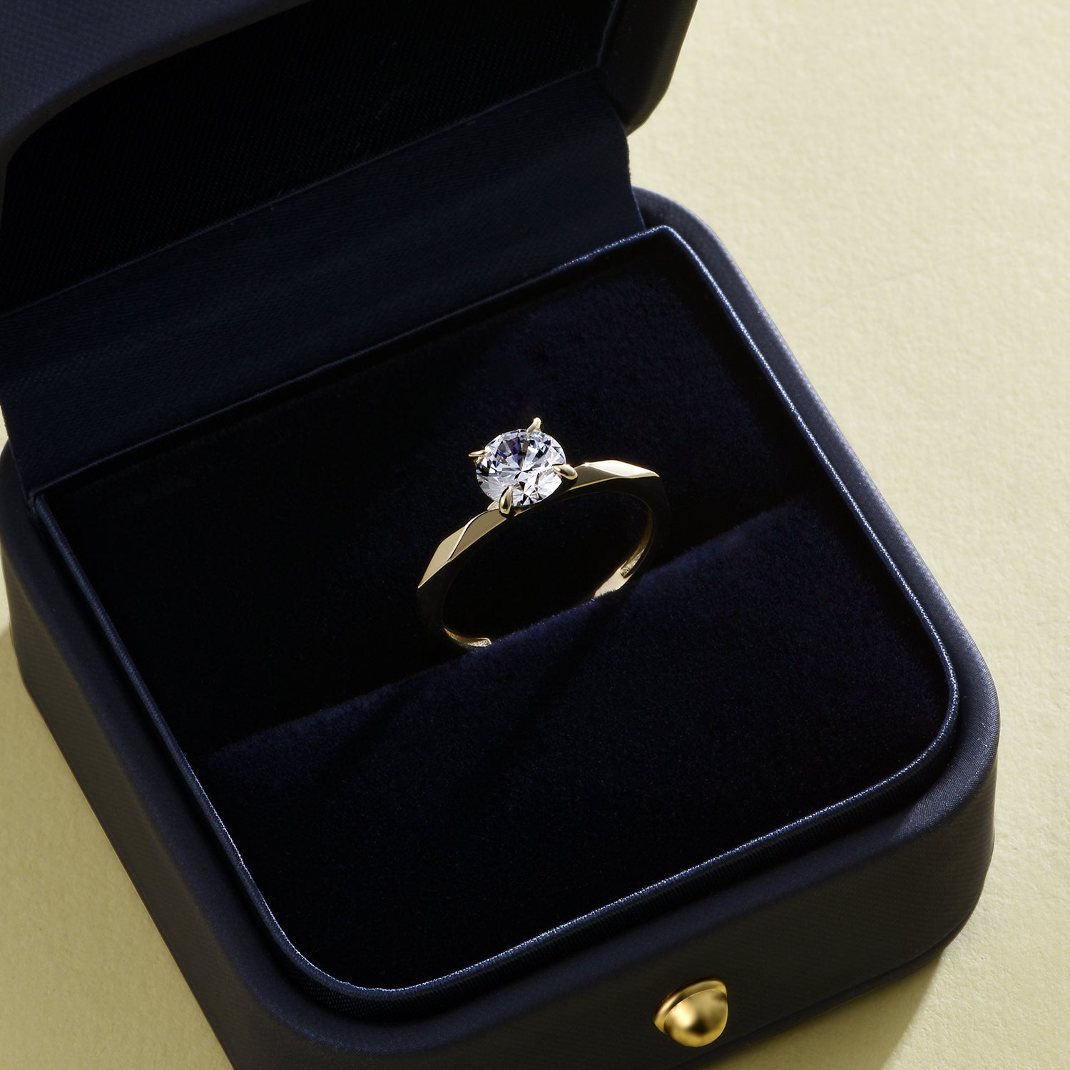 Dissoo® 1.0 Carat Round Cut Moissanite Engagement Wedding Ring in Gold Vermeil