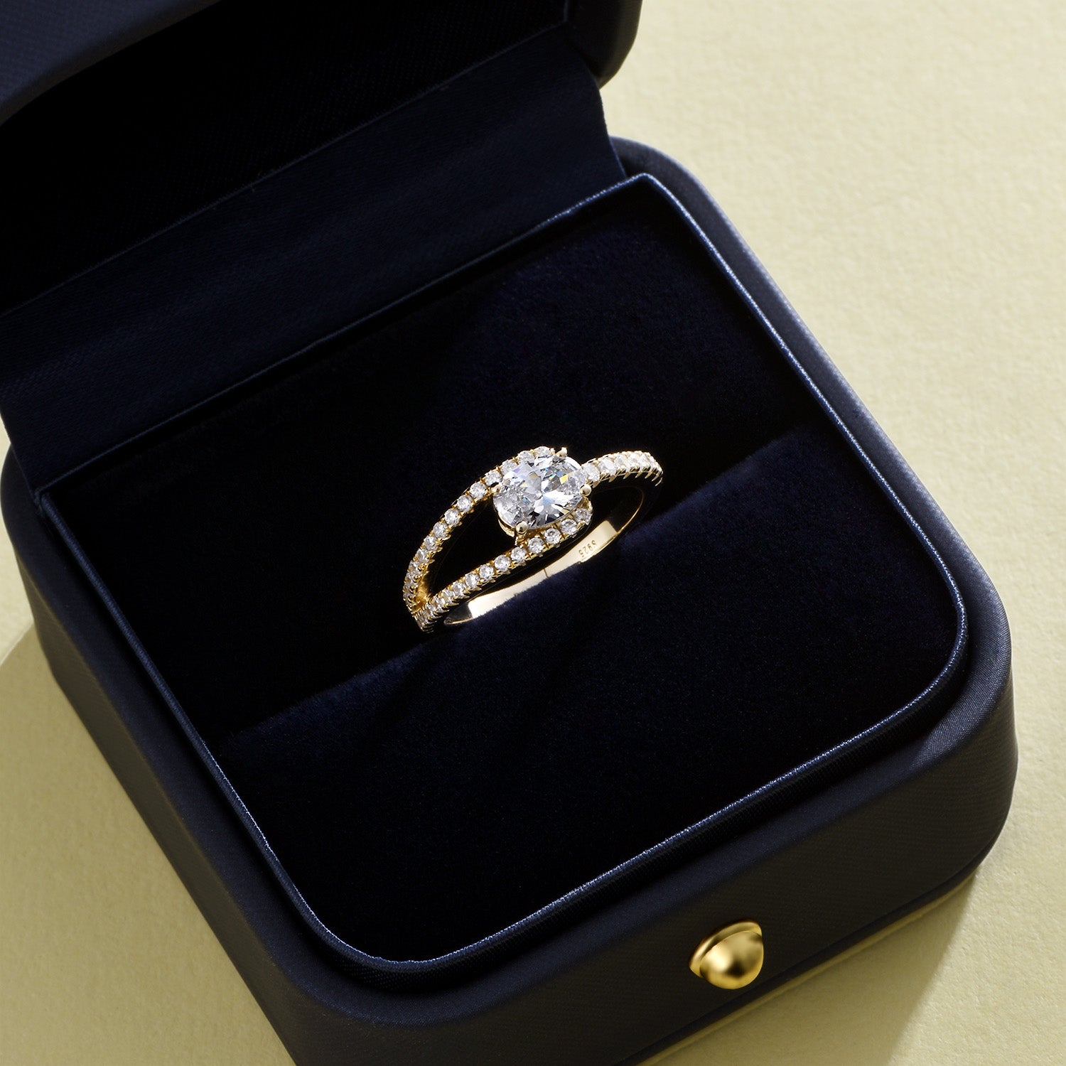 Dissoo® 1.0 ct Oval Cut Split-Shank Pavé Moissanite Engagement Ring in Gold Vermeil