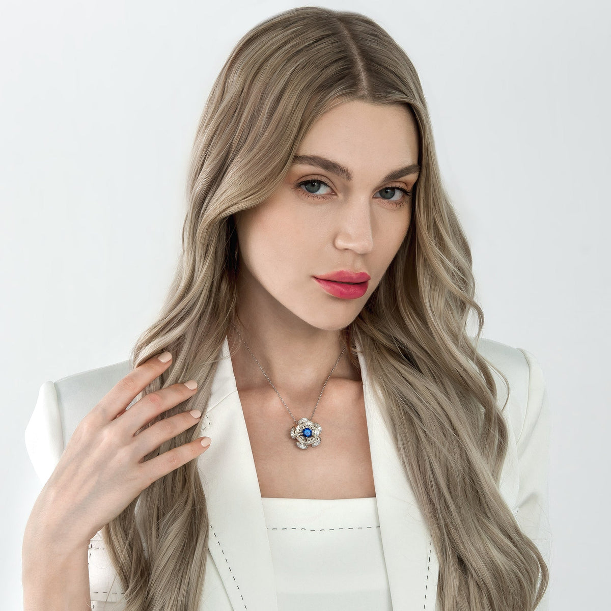 Dissoo® Blue & White Pinwheel Floral Cluster Cocktail Necklace - dissoojewelry