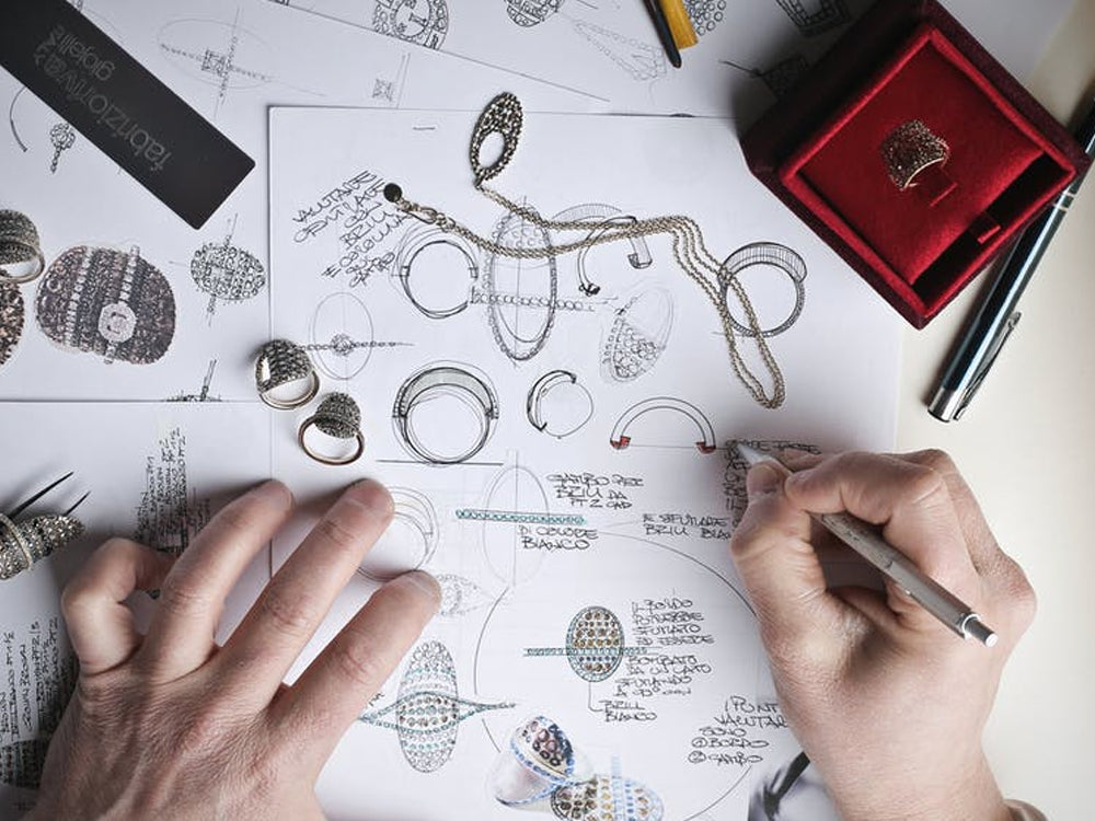 Share Celebrities Who Like to Wear Colorful Jewelry