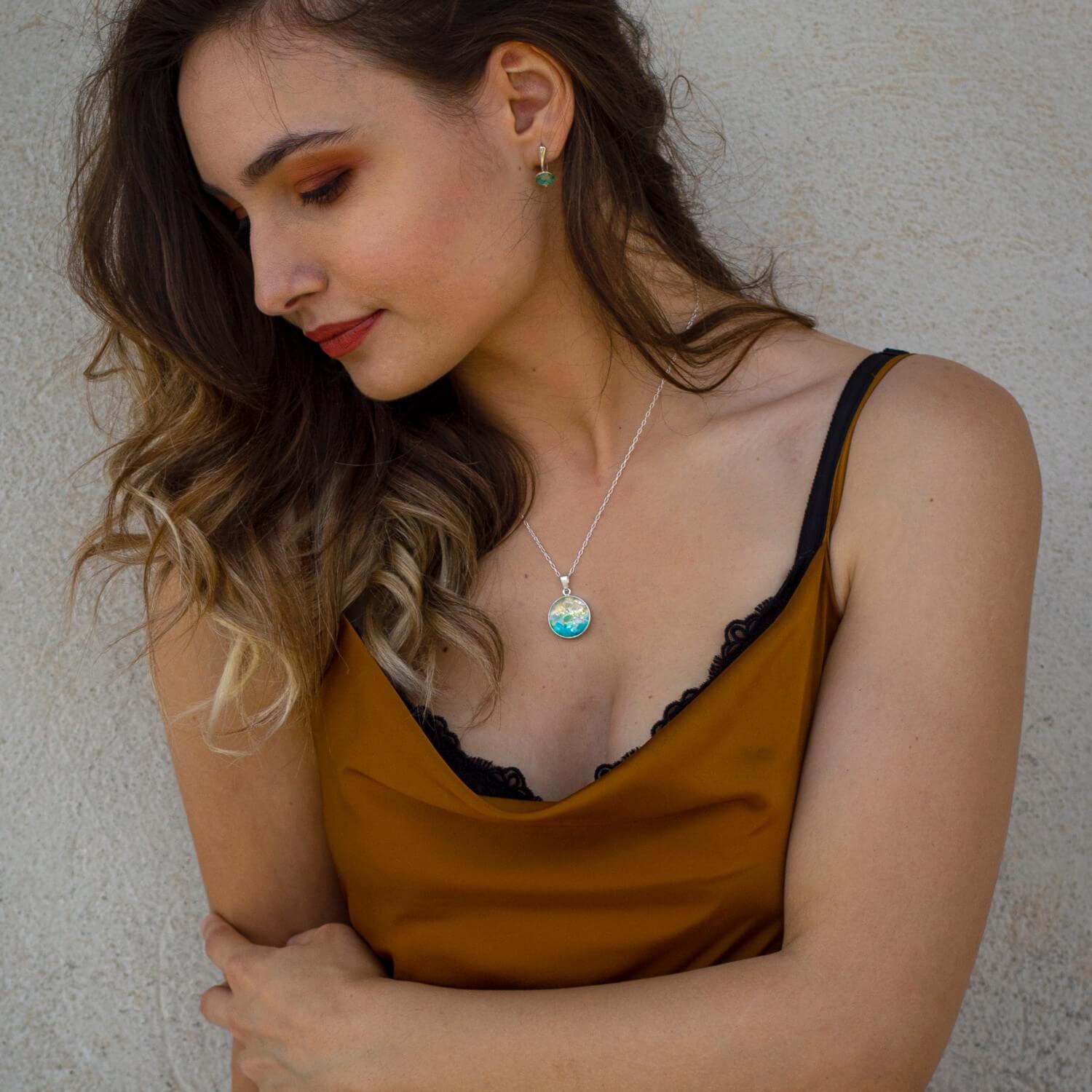 How to Choose Necklace to Flatter Your Face Shape