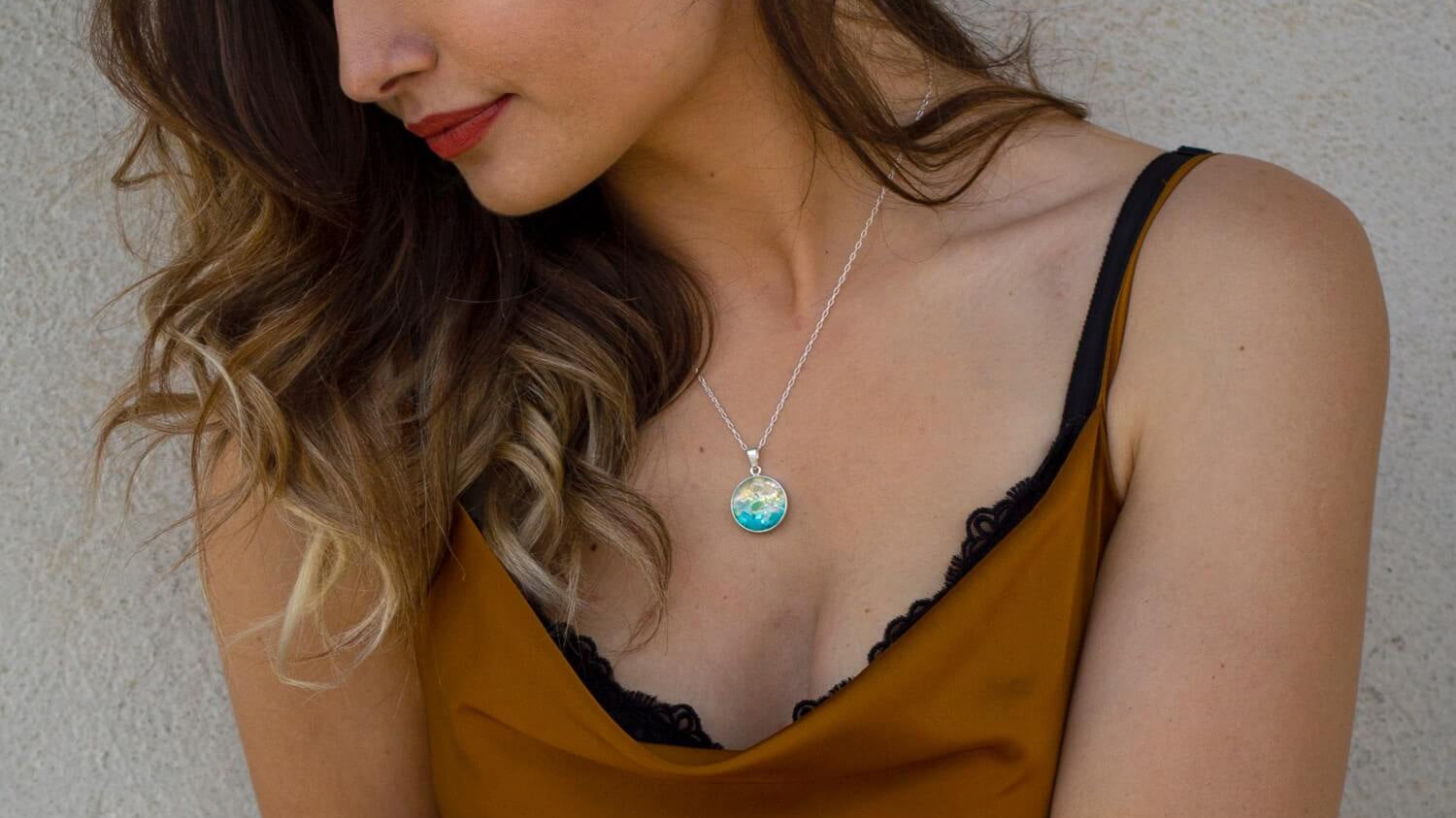 How to Choose Necklace to Flatter Your Face Shape