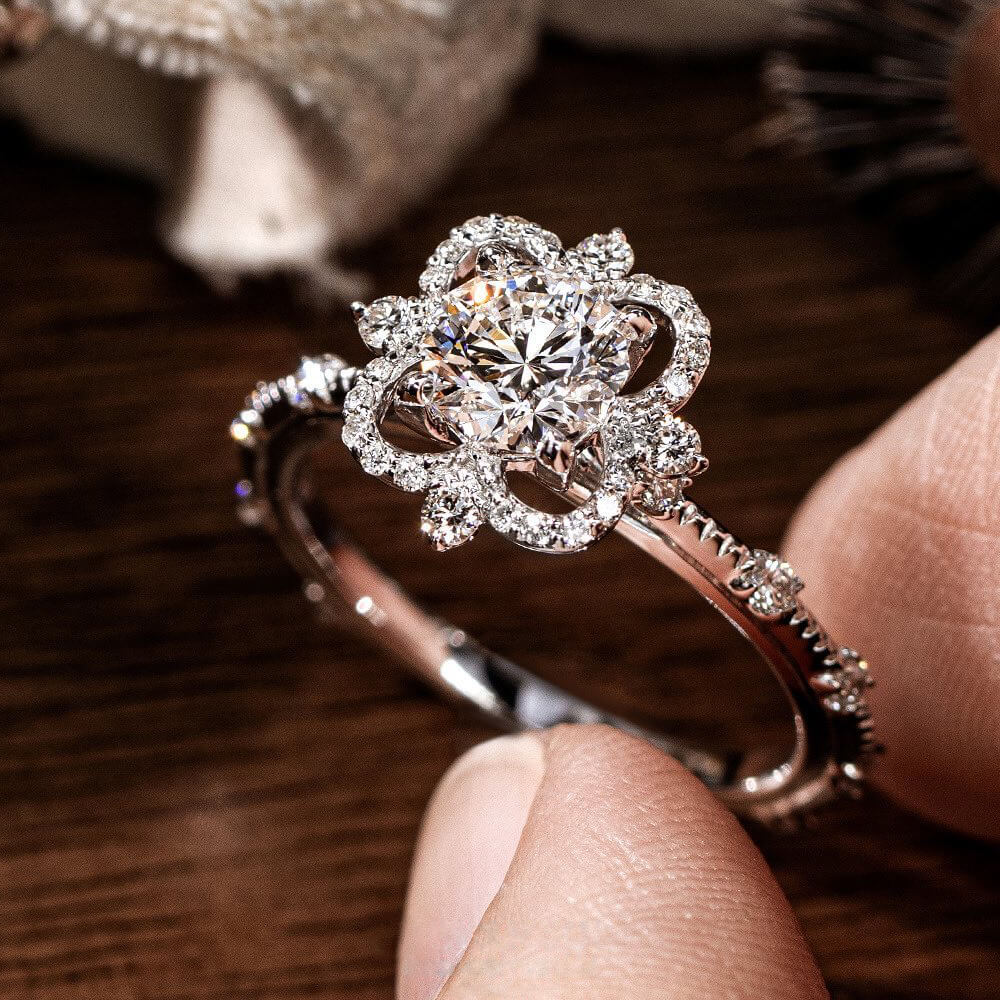 Verlobungsring mit schwebendem Halo-Design und rundem Diamantschliff