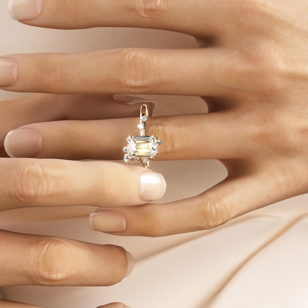 Verlobungsring im Vintage-Stil mit Smaragdschliff und Diamanten