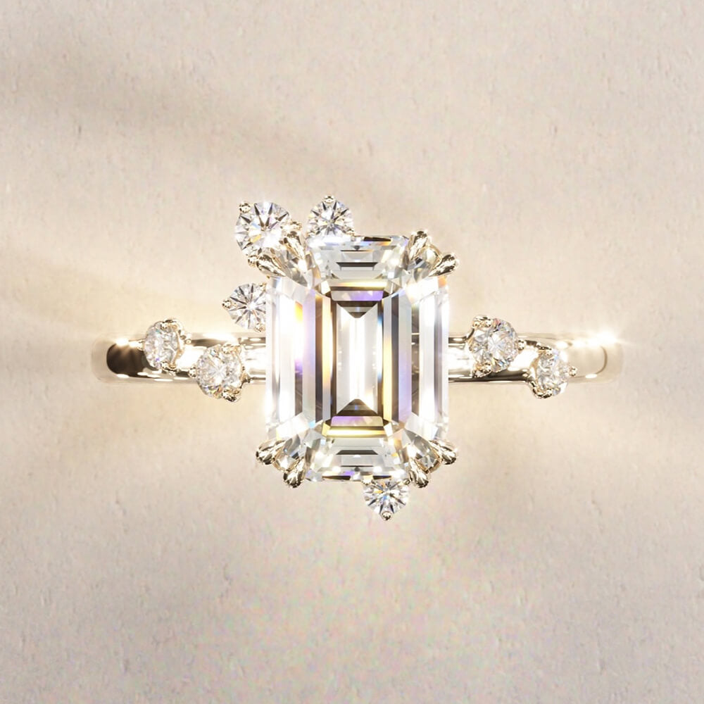 Verlobungsring im Vintage-Stil mit Smaragdschliff und Diamanten