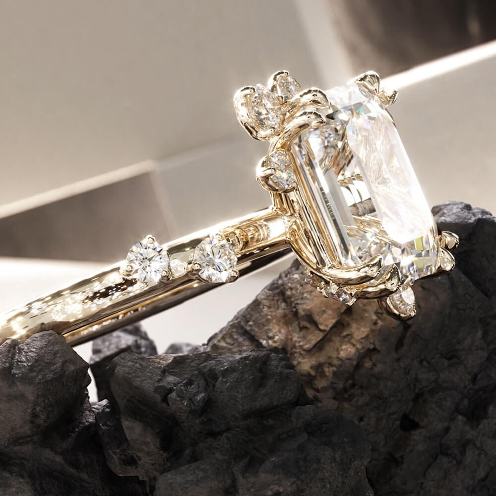 Verlobungsring im Vintage-Stil mit Smaragdschliff und Diamanten