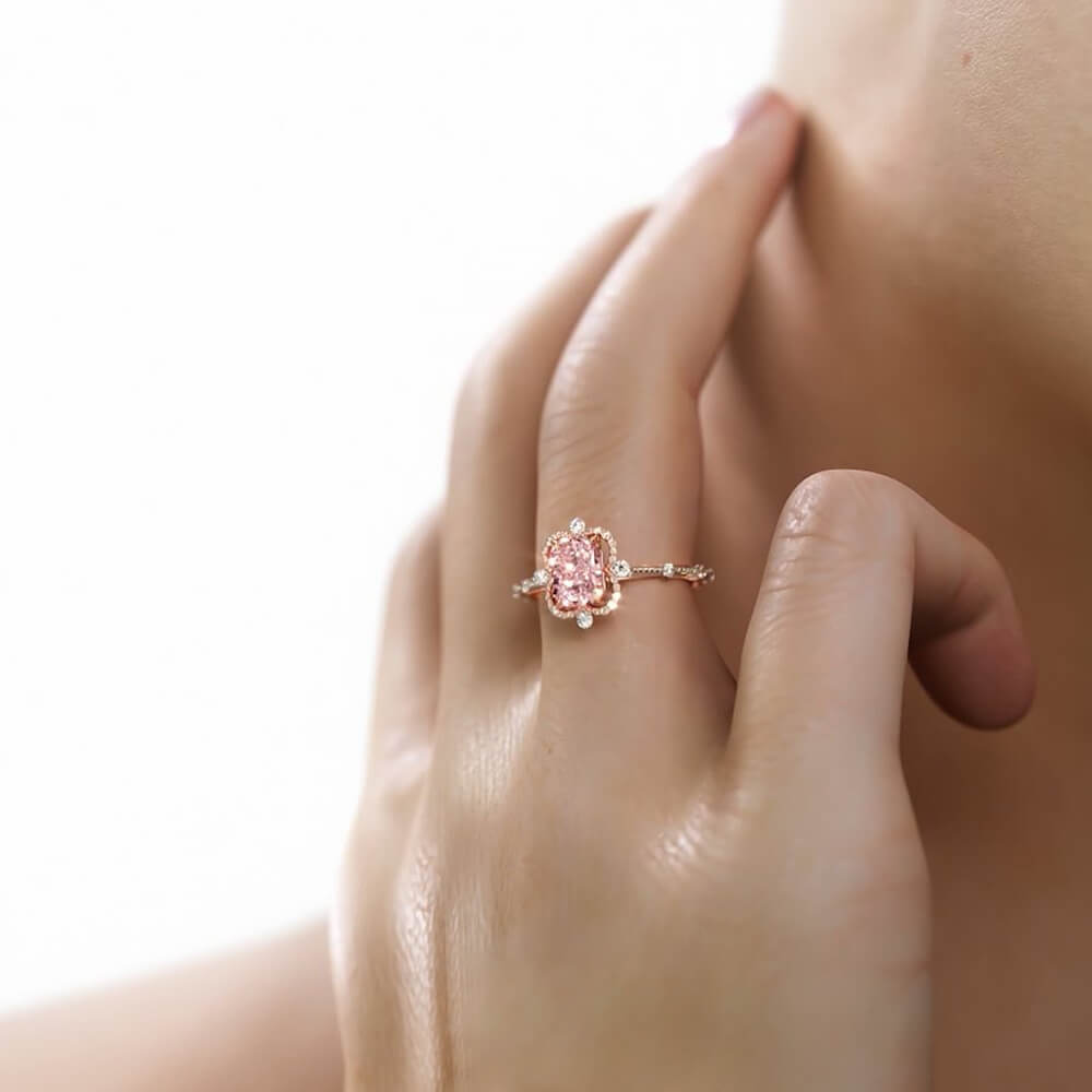 Verlobungsring mit schwebendem Halo-Design und strahlend geschliffenem, ausgefallenem rosa Edelstein