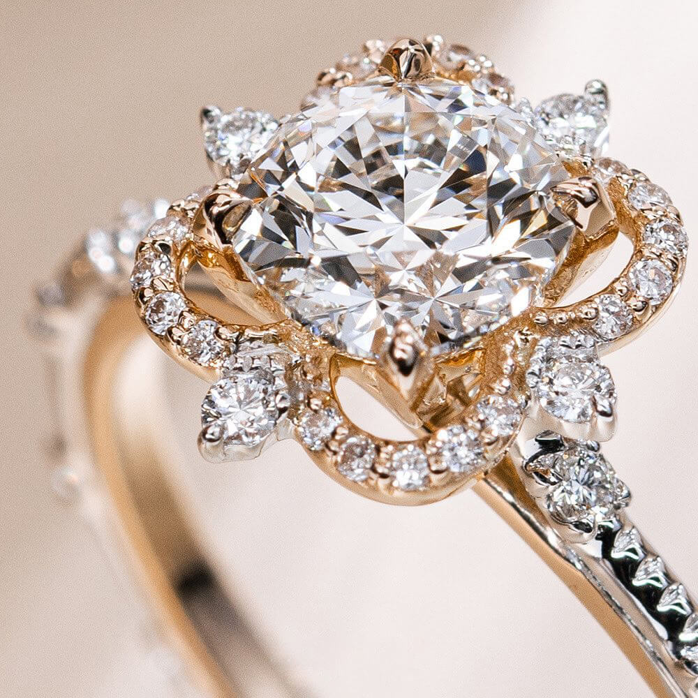 Verlobungsring mit schwebendem Halo-Design und rundem Diamantschliff