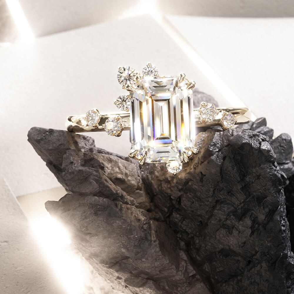 Verlobungsring im Vintage-Stil mit Smaragdschliff und Diamanten