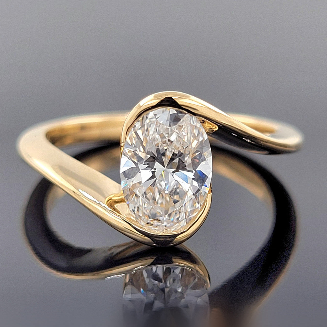 Diamantring im Vintage-Stil mit ovalem Schliff