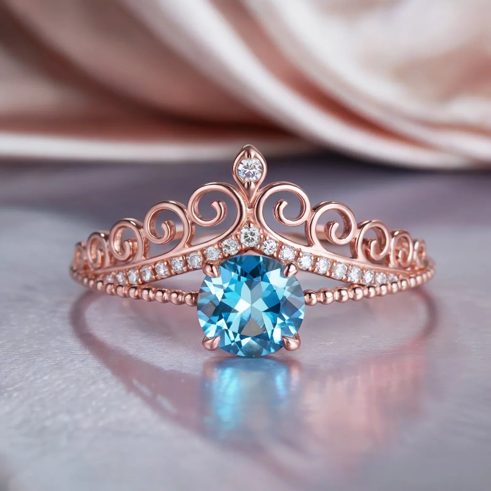 Bague Bethany en pierre précieuse bleue inspirée d'un diadème à taille ronde