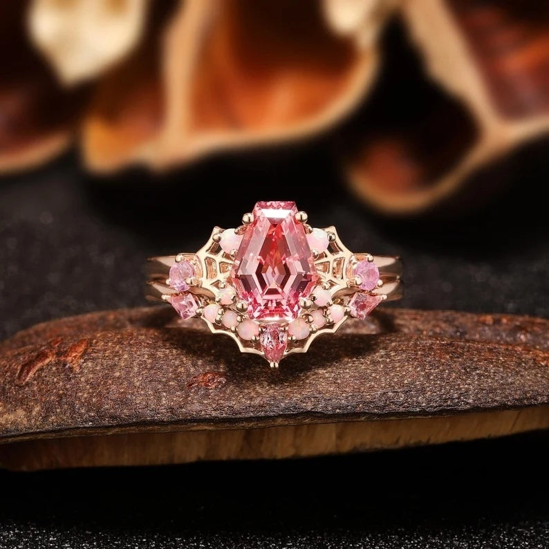 Virelia Vintage Ring mit smaragdgeschliffenem, verschlungenem Zweig und rosa Edelstein