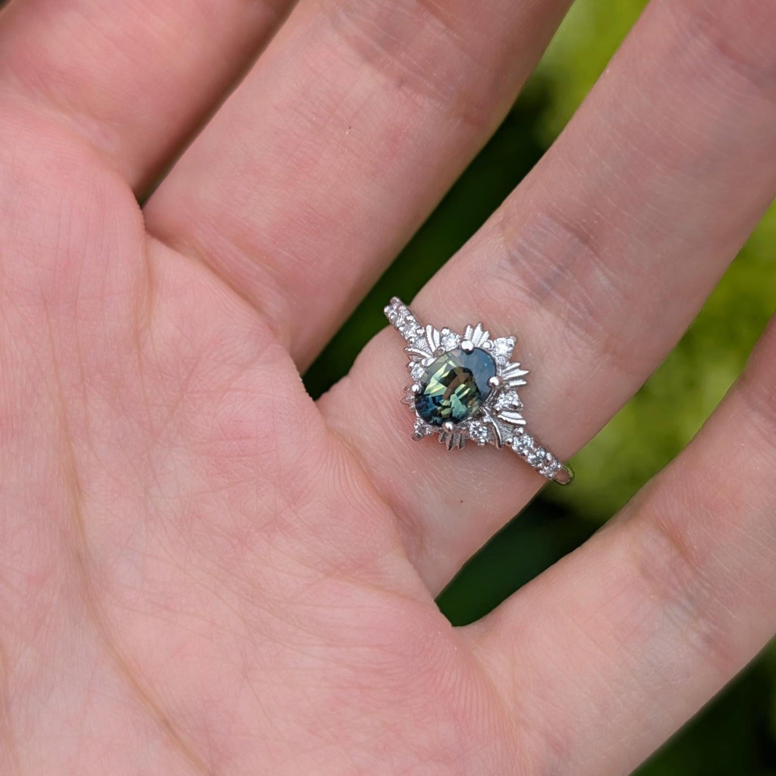 Verlobungsring mit ovalem Schliff, königlichem, leuchtend grünem Edelstein und Halo