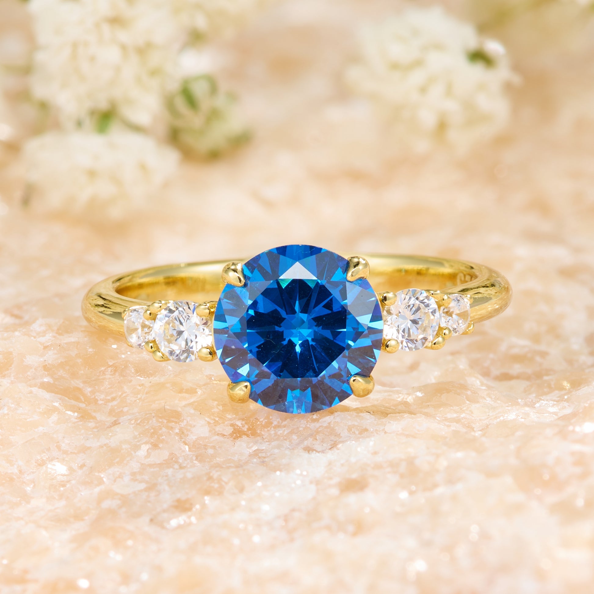 Der Alina Ring mit rundem, im Labor gezüchtetem Saphir