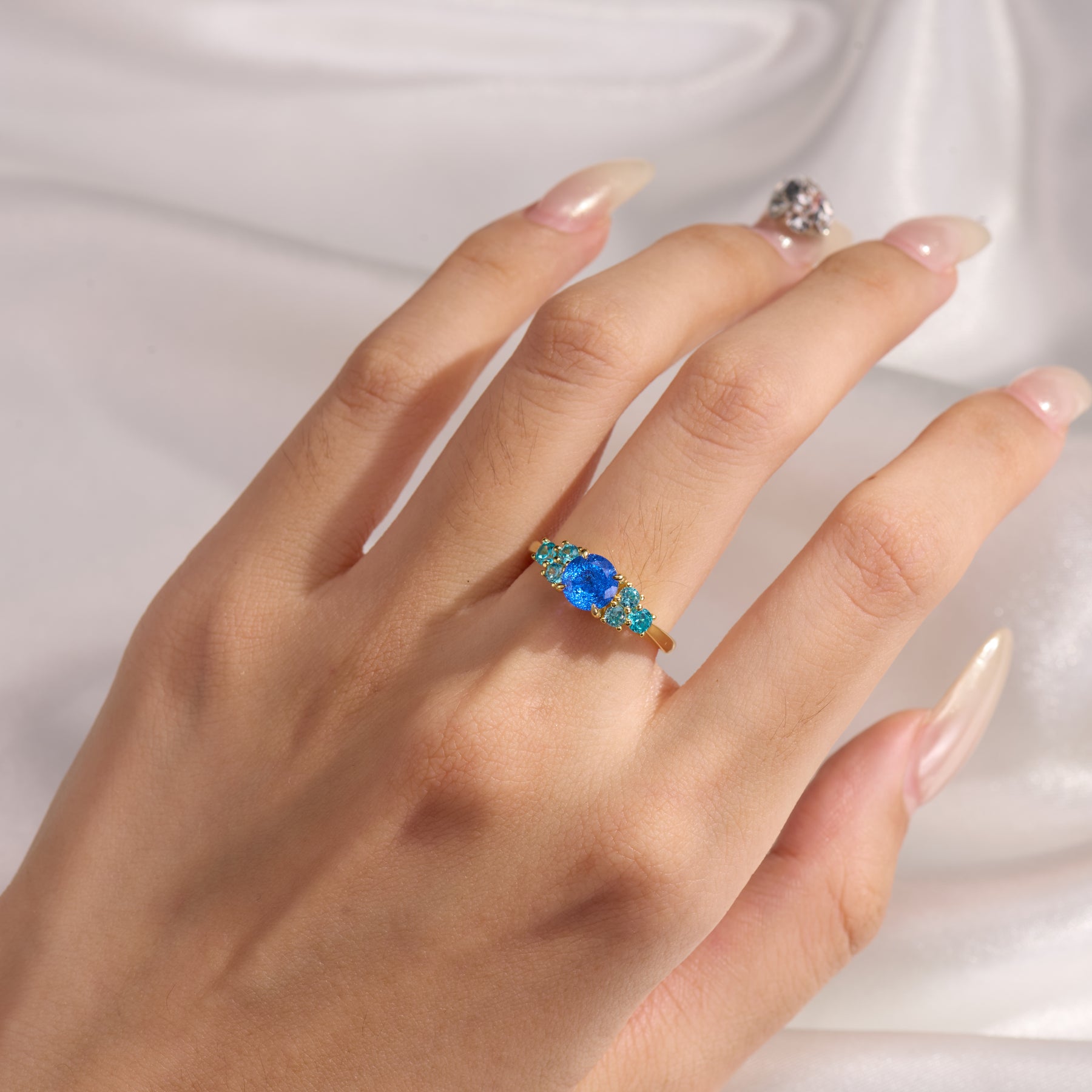 Carina Lab Grown Royal Blue Sapphire Ice-crackle Texture Ring