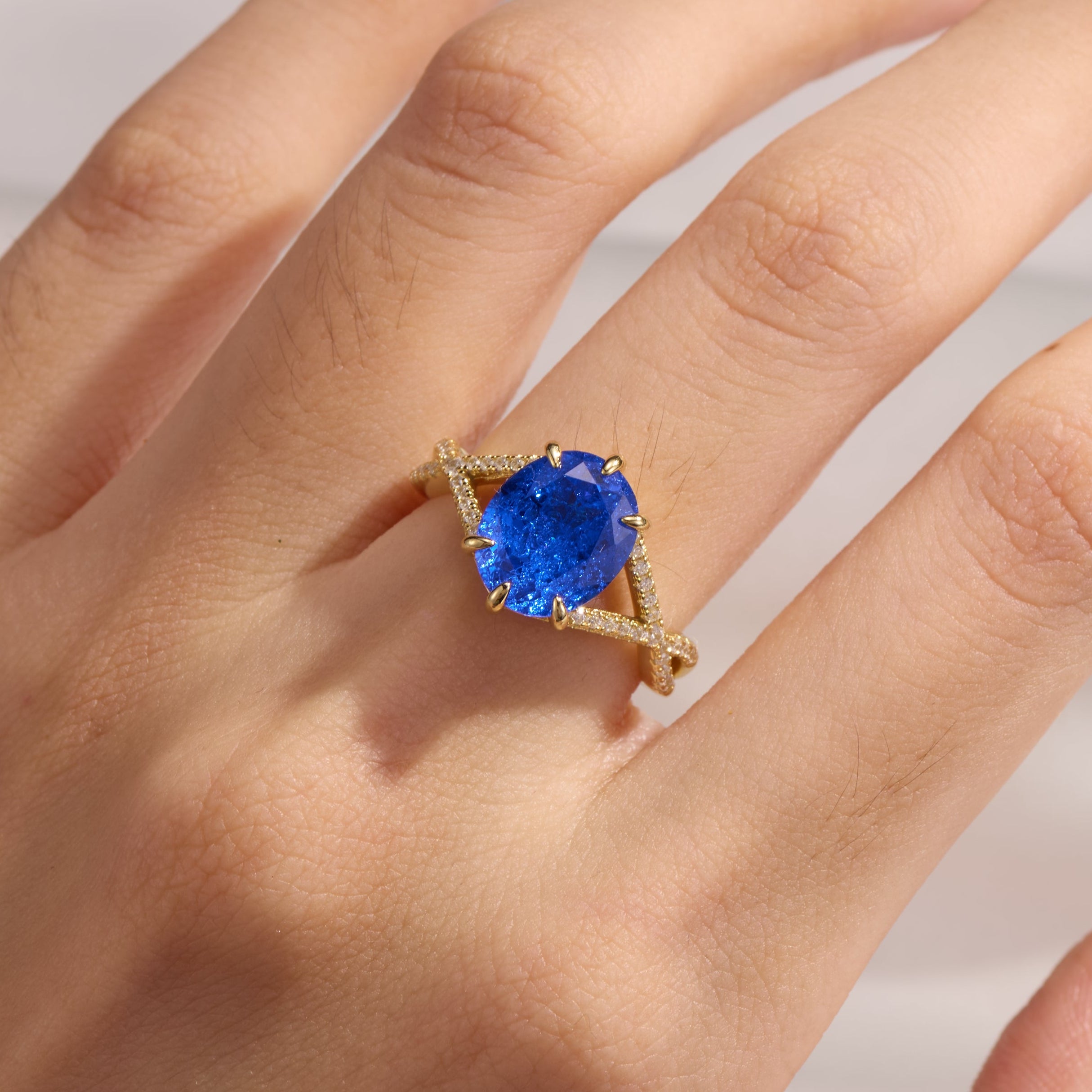 The Arabella Oval Cut Lab Grown Sapphire Ice-crackle Texture Ring