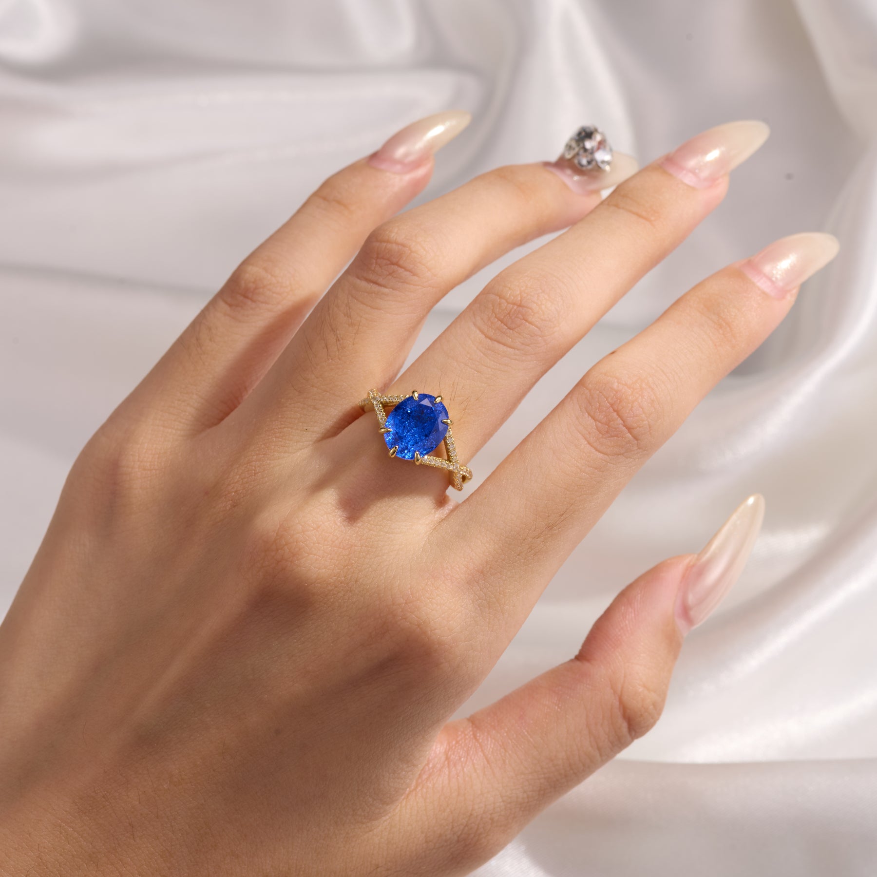 The Arabella Oval Cut Lab Grown Sapphire Ice-crackle Texture Ring