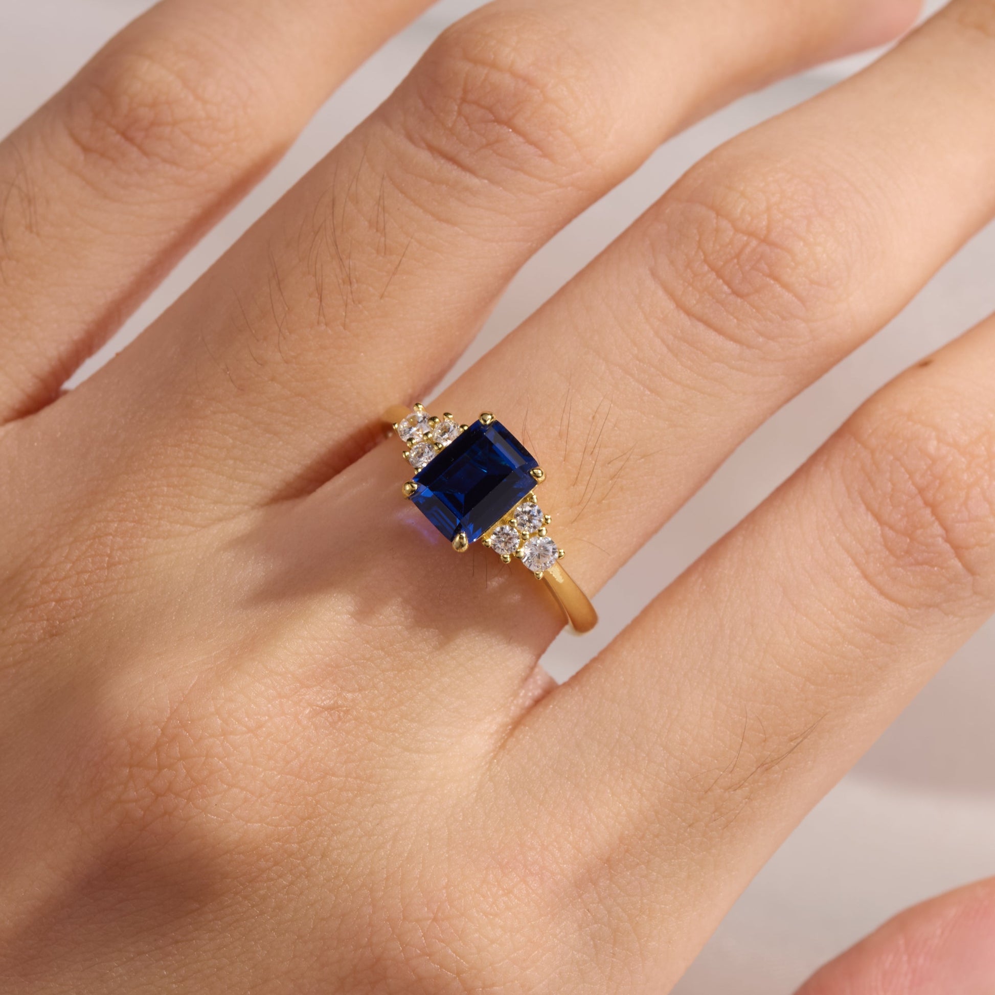 Bague Carina en saphir de laboratoire taille émeraude, texture craquelée