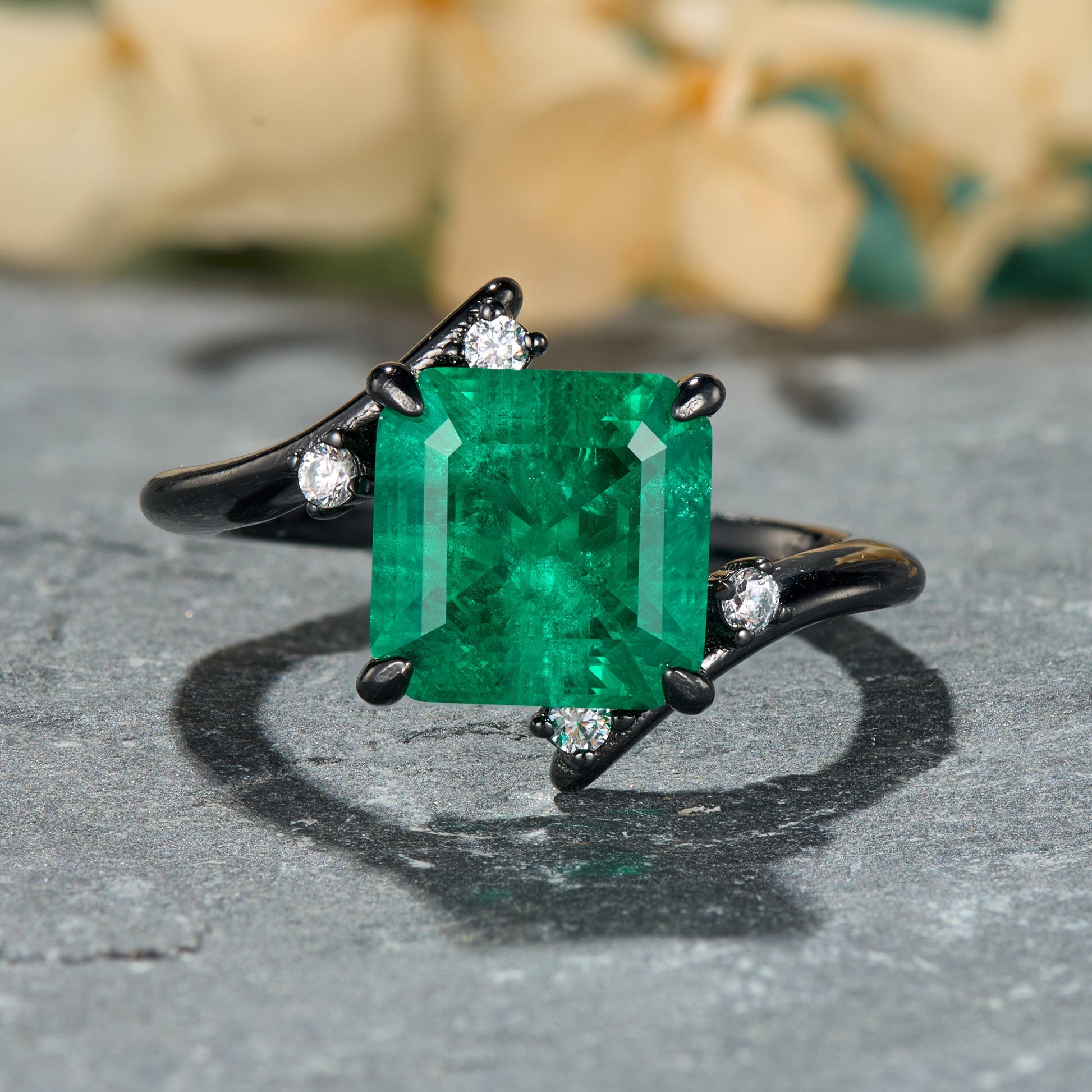 Bague Julissa en or noir avec émeraude de laboratoire taille princesse et texture craquelée