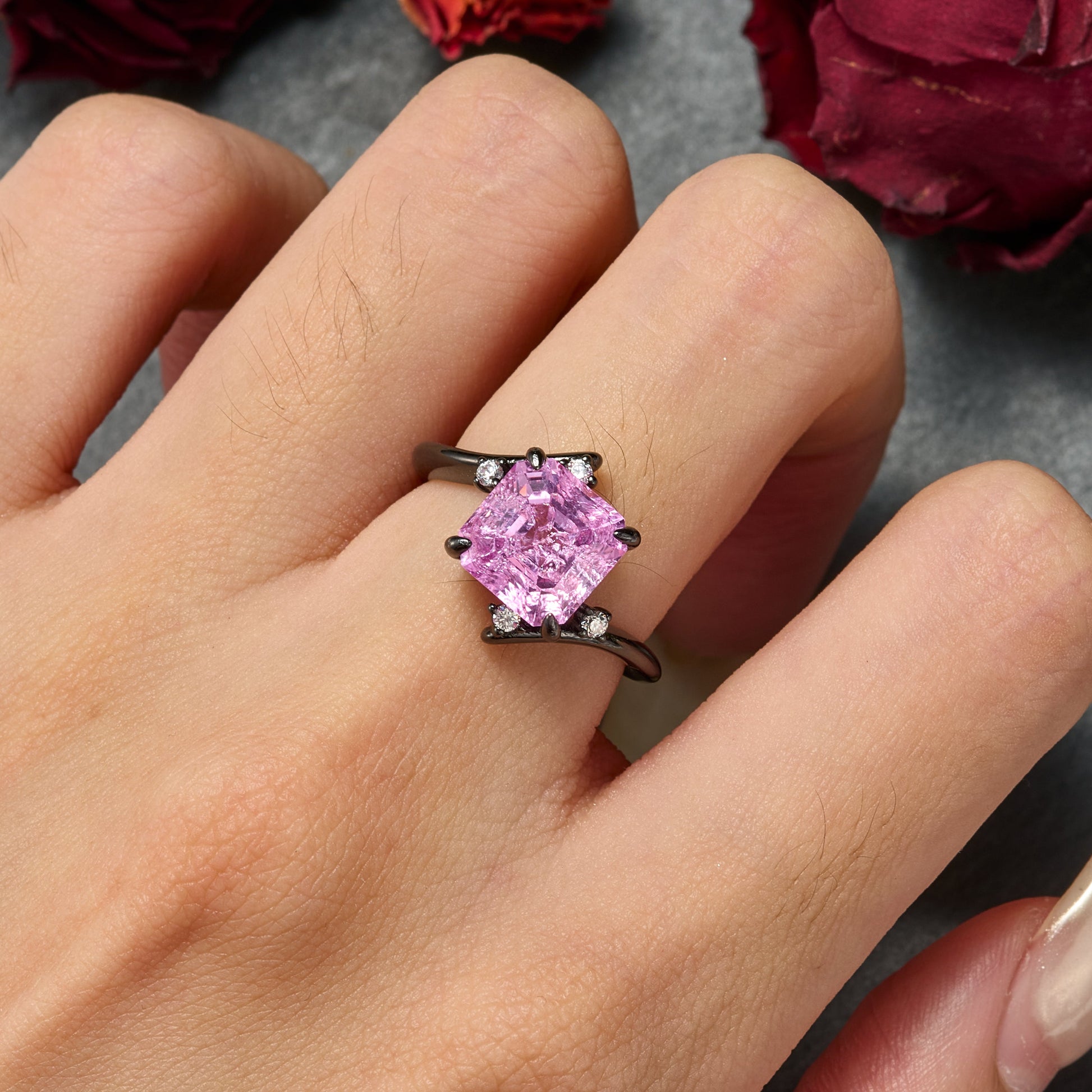 Bague Julissa en or noir avec émeraude de laboratoire taille princesse et texture craquelée