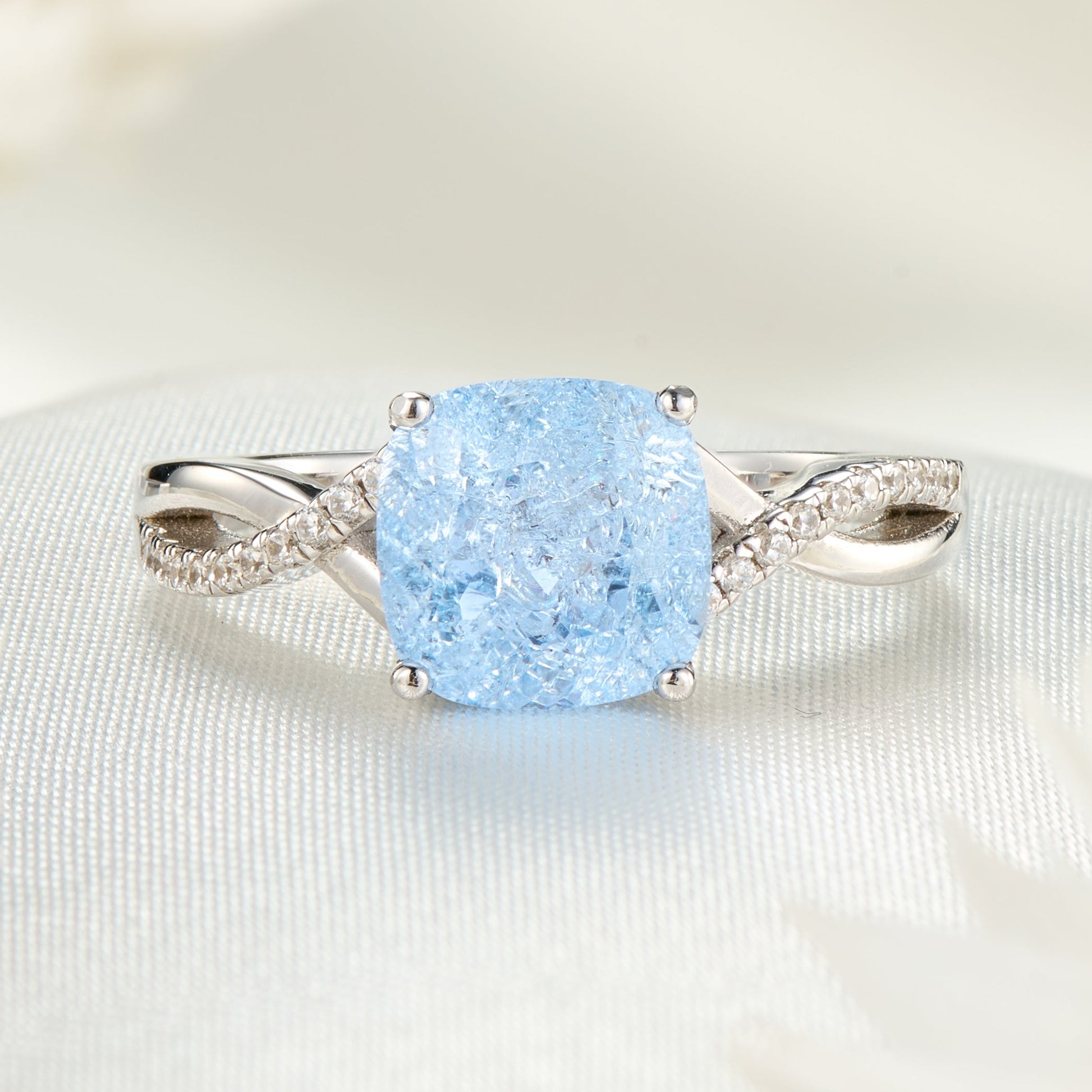 Bague en aigue-marine de laboratoire taillée Gisella Asscher, à la texture craquelée.