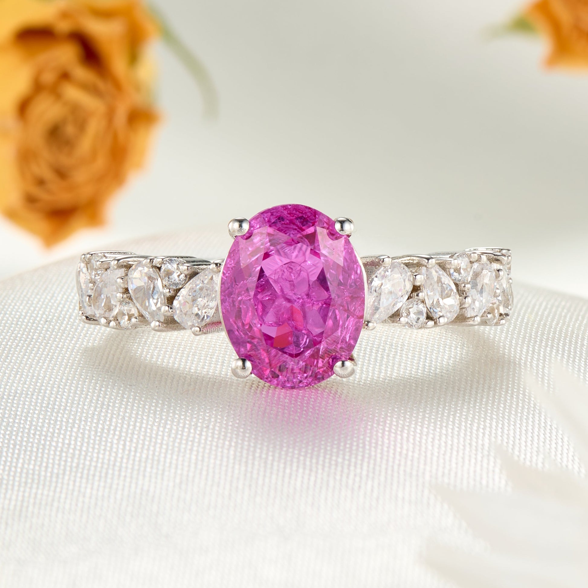Bague Celestine en saphir rose de laboratoire taille ovale, texture craquelée