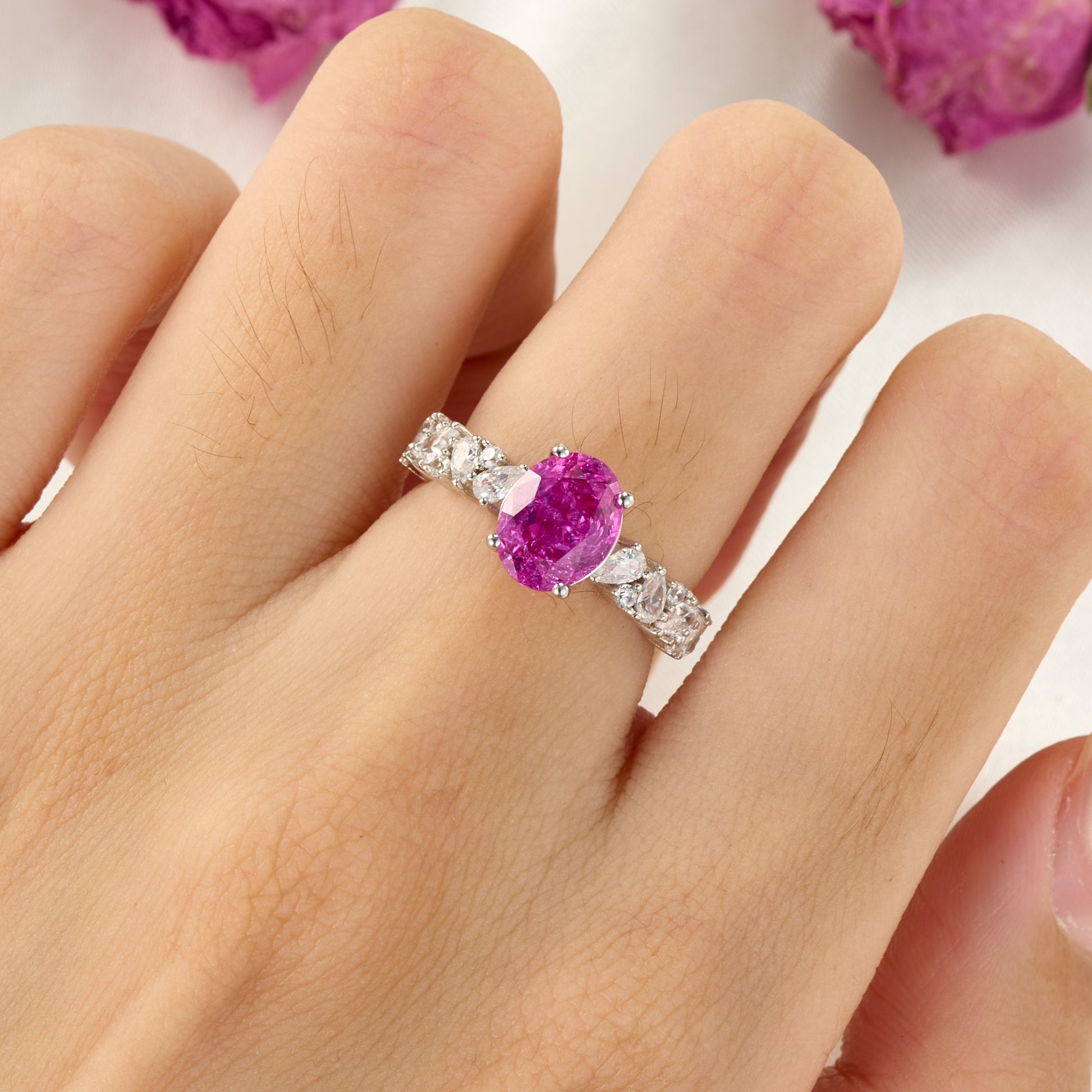 Bague Celestine en saphir rose de laboratoire taille ovale, texture craquelée