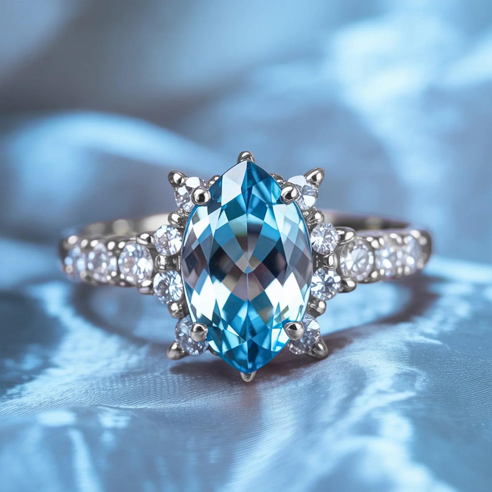 Der Caterina-Ring mit blauem Edelstein im Marquise-Schliff