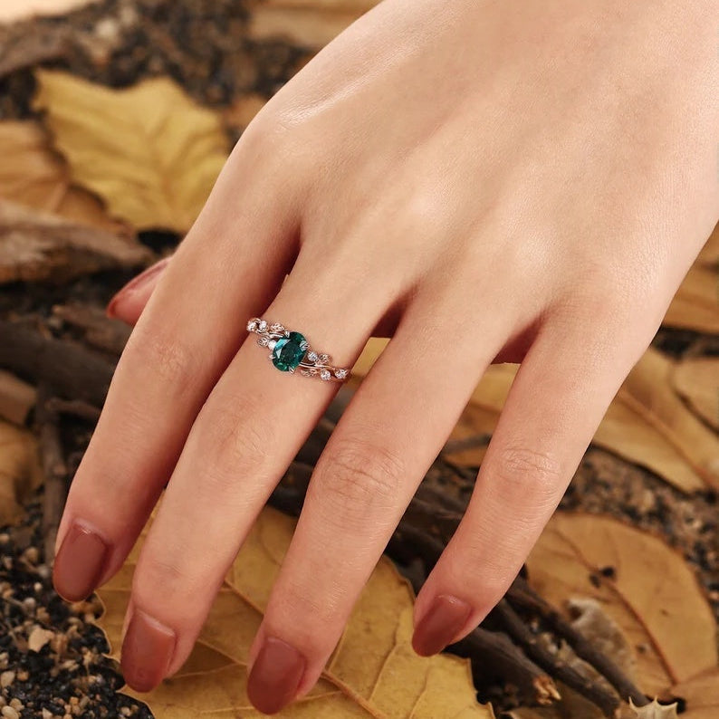 Der Rosetta-Ring mit ovalem, smaragdgeschliffenem Vintage-Edelstein in Blau