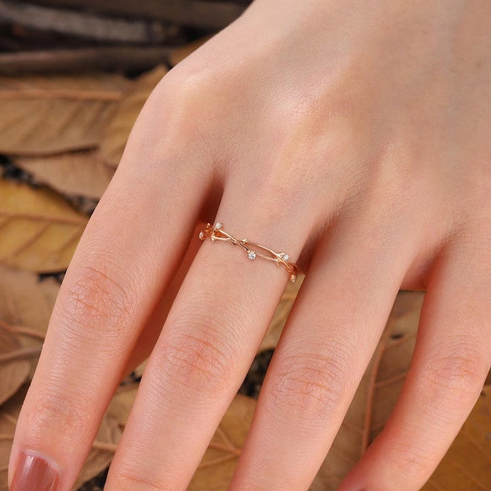 Der Rosetta-Ring mit ovalem, smaragdgeschliffenem Vintage-Edelstein in Blau