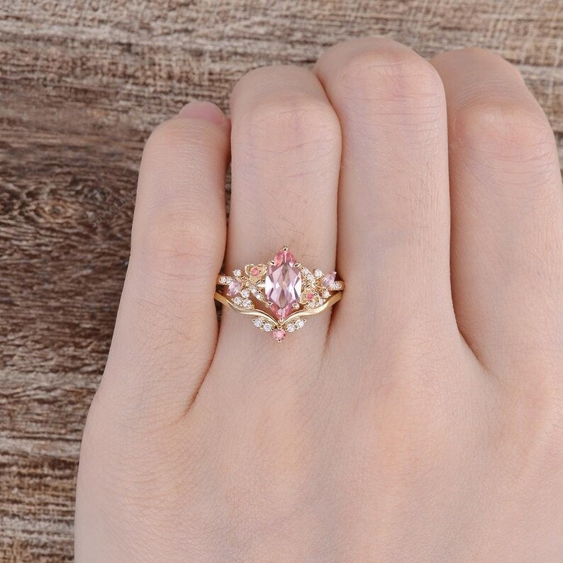Virelia Vintage Ring mit smaragdgeschliffenem, verschlungenem Zweig und rosa Edelstein