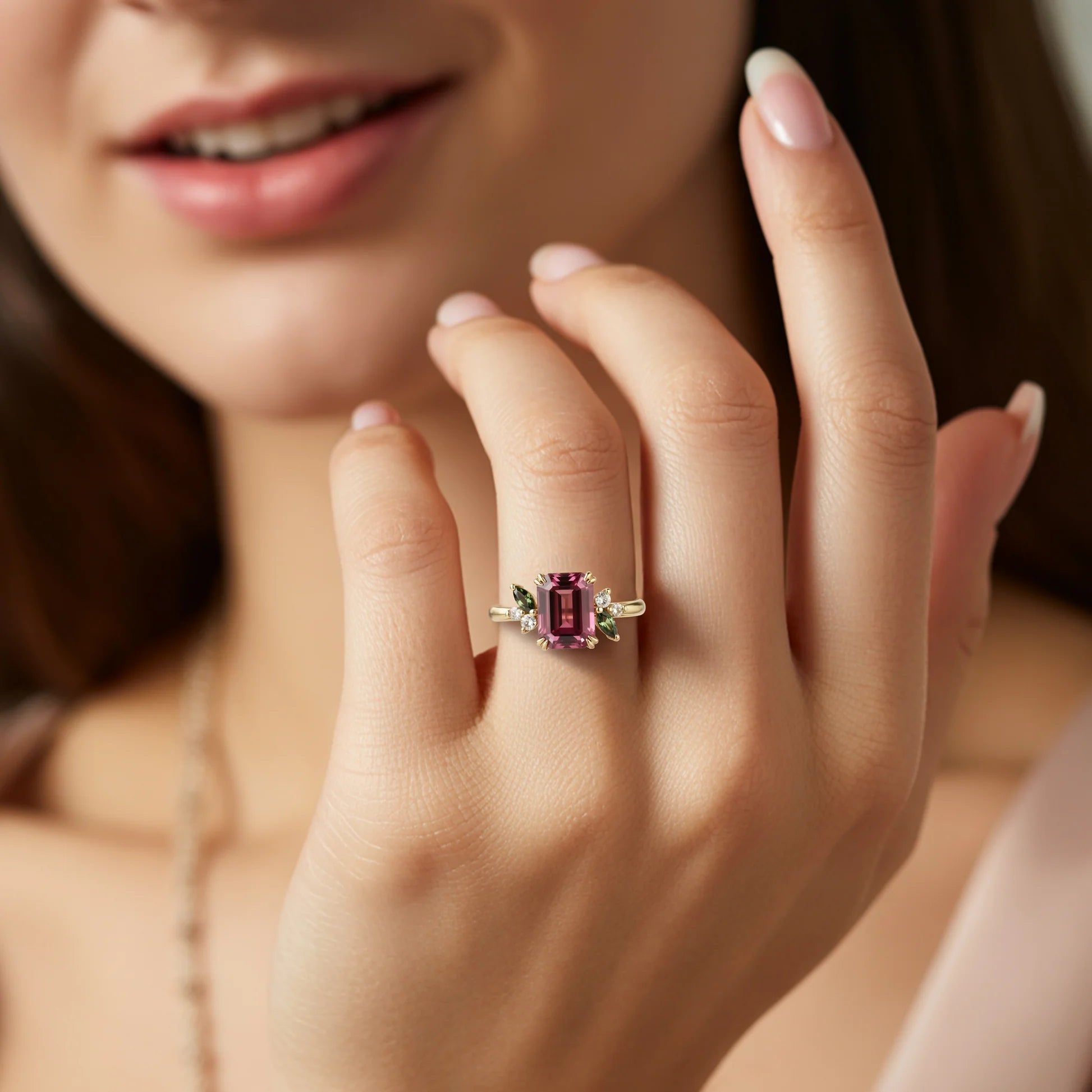 Virelia Vintage Ring mit smaragdgeschliffenem, verschlungenem Zweig und rosa Edelstein