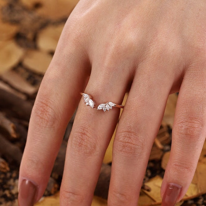 Der Rosetta-Ring mit ovalem, smaragdgeschliffenem Vintage-Edelstein in Blau