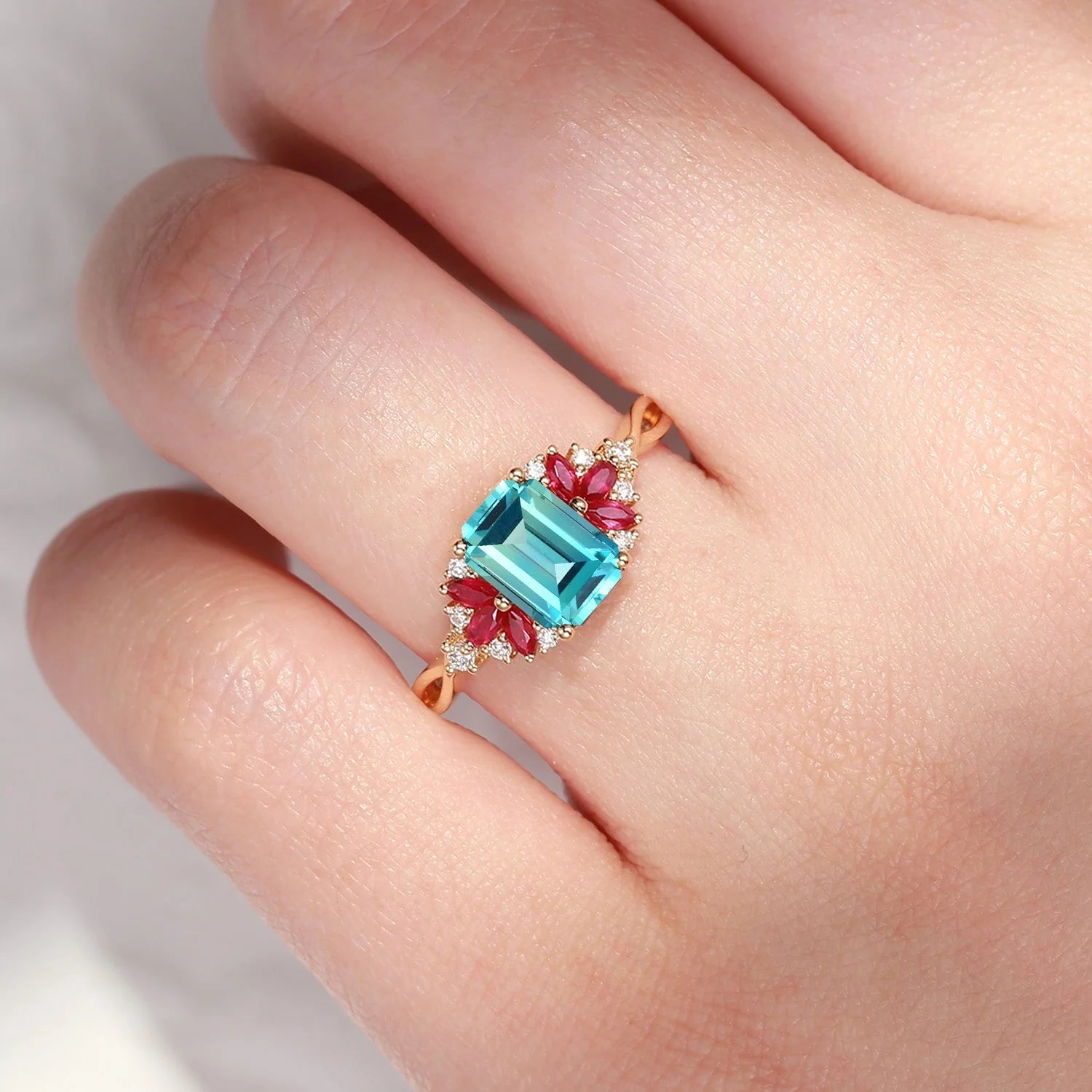 Bague Virelia Vintage en émeraude taillée en émeraude de laboratoire, motif branches entrelacées