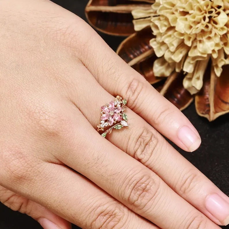 Virelia Vintage Ring mit smaragdgeschliffenem, verschlungenem Zweig und rosa Edelstein