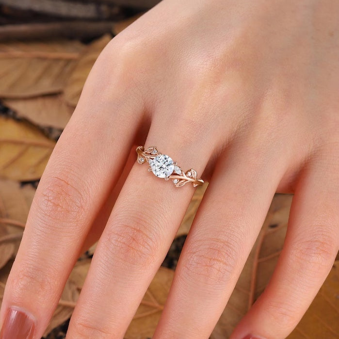 Der Rosetta-Ring mit ovalem, smaragdgeschliffenem Vintage-Edelstein in Blau