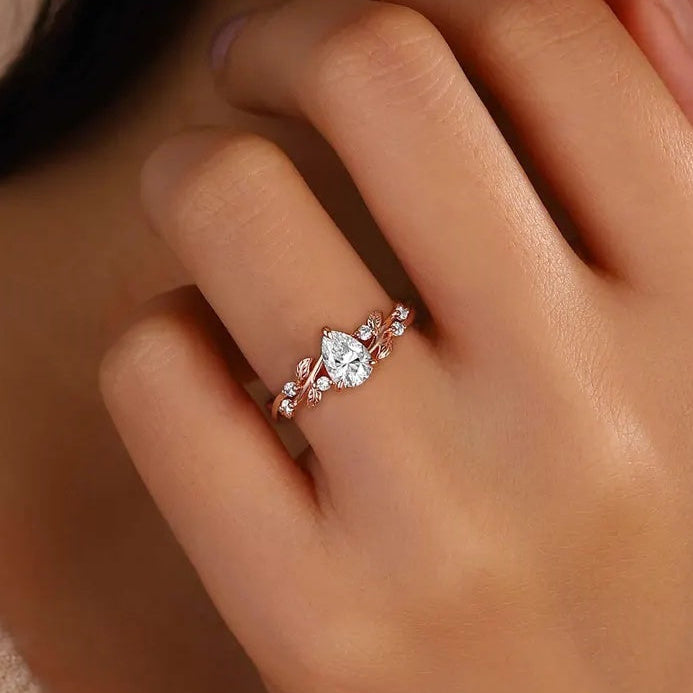 Der Rosetta-Ring mit ovalem, smaragdgeschliffenem Vintage-Edelstein in Blau