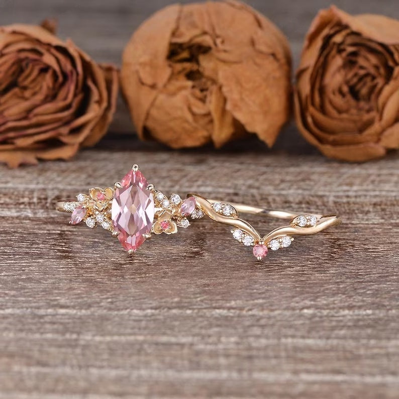 Virelia Vintage Ring mit smaragdgeschliffenem, verschlungenem Zweig und rosa Edelstein