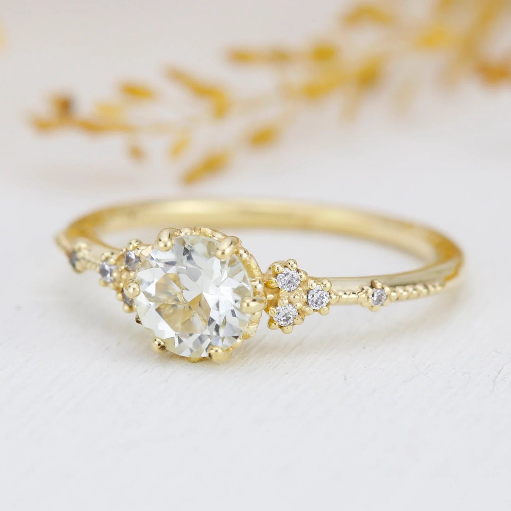 Der Nova Elise Verlobungsring mit smaragdgeschliffenem Moissanit