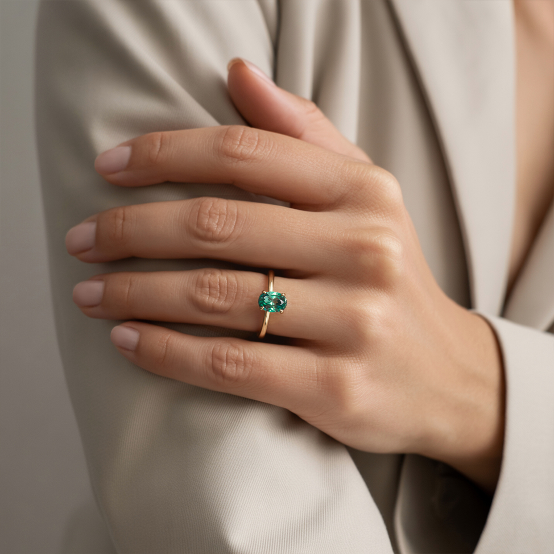 Dariana Ring mit grünem Edelstein im Ovalschliff