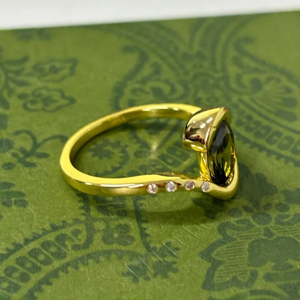 Bague vintage en pierre précieuse verte taille ovale