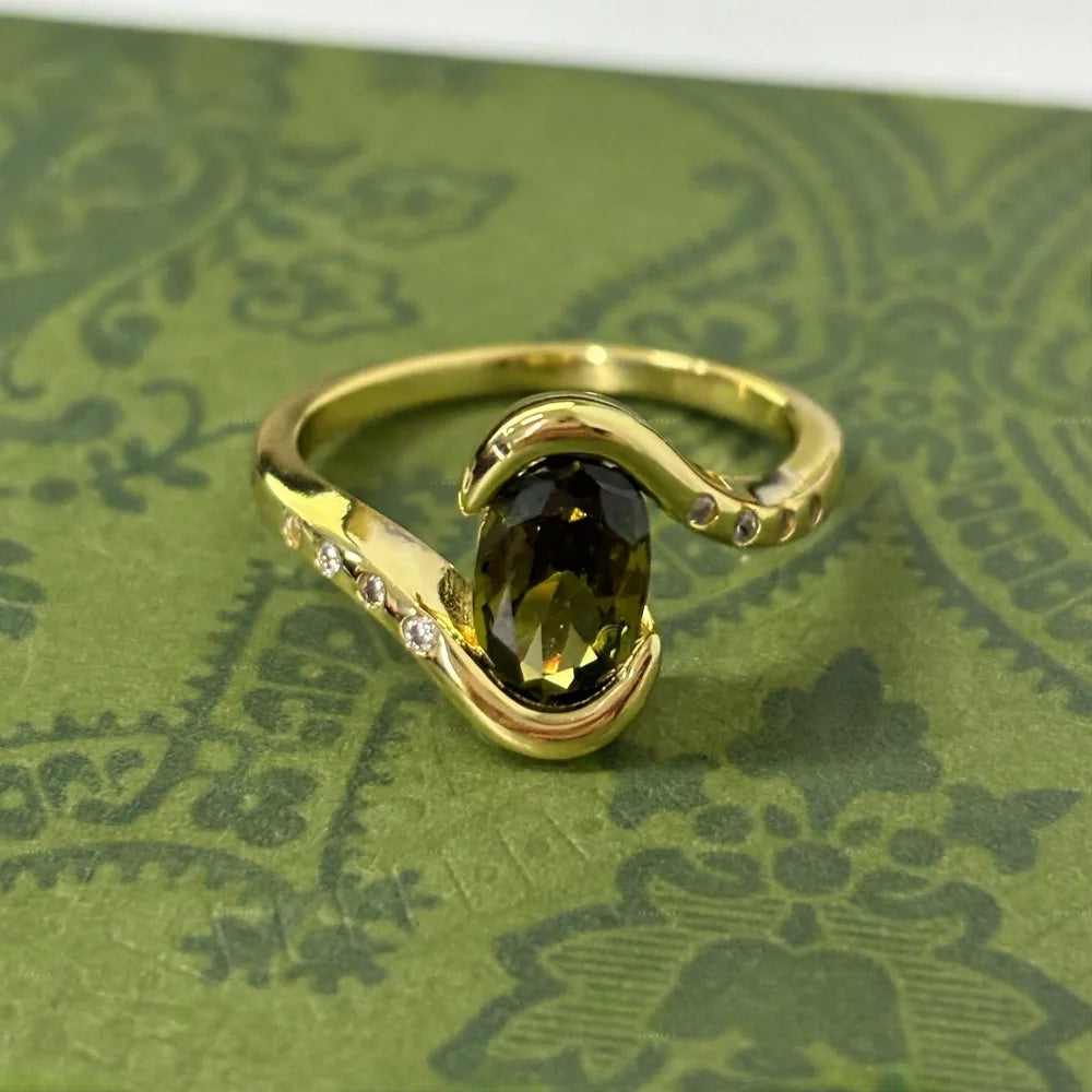 Bague vintage en pierre précieuse verte taille ovale