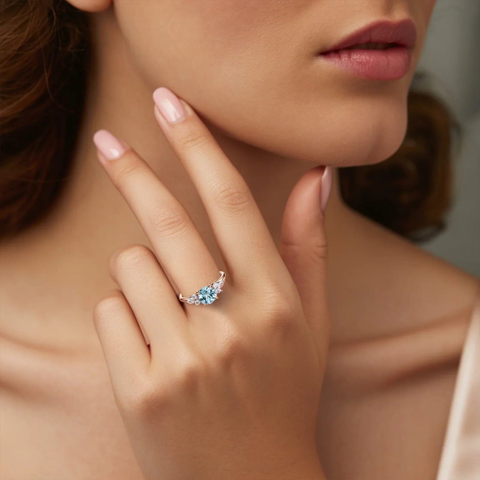 Bague Amaris en pierre précieuse bleue royale taille ronde, sertie de vigne