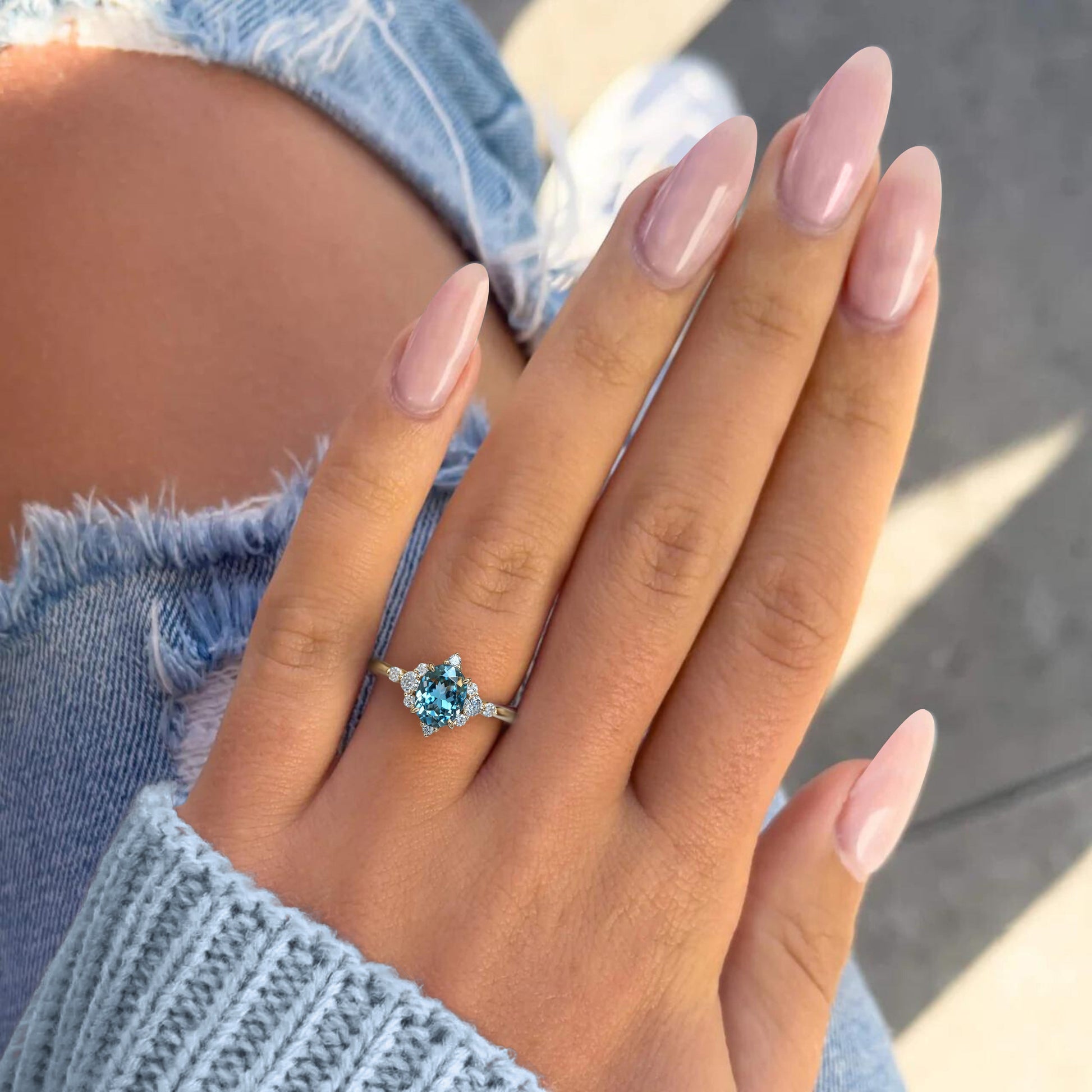 Carlotta Ring mit ovalem, blauem Edelstein