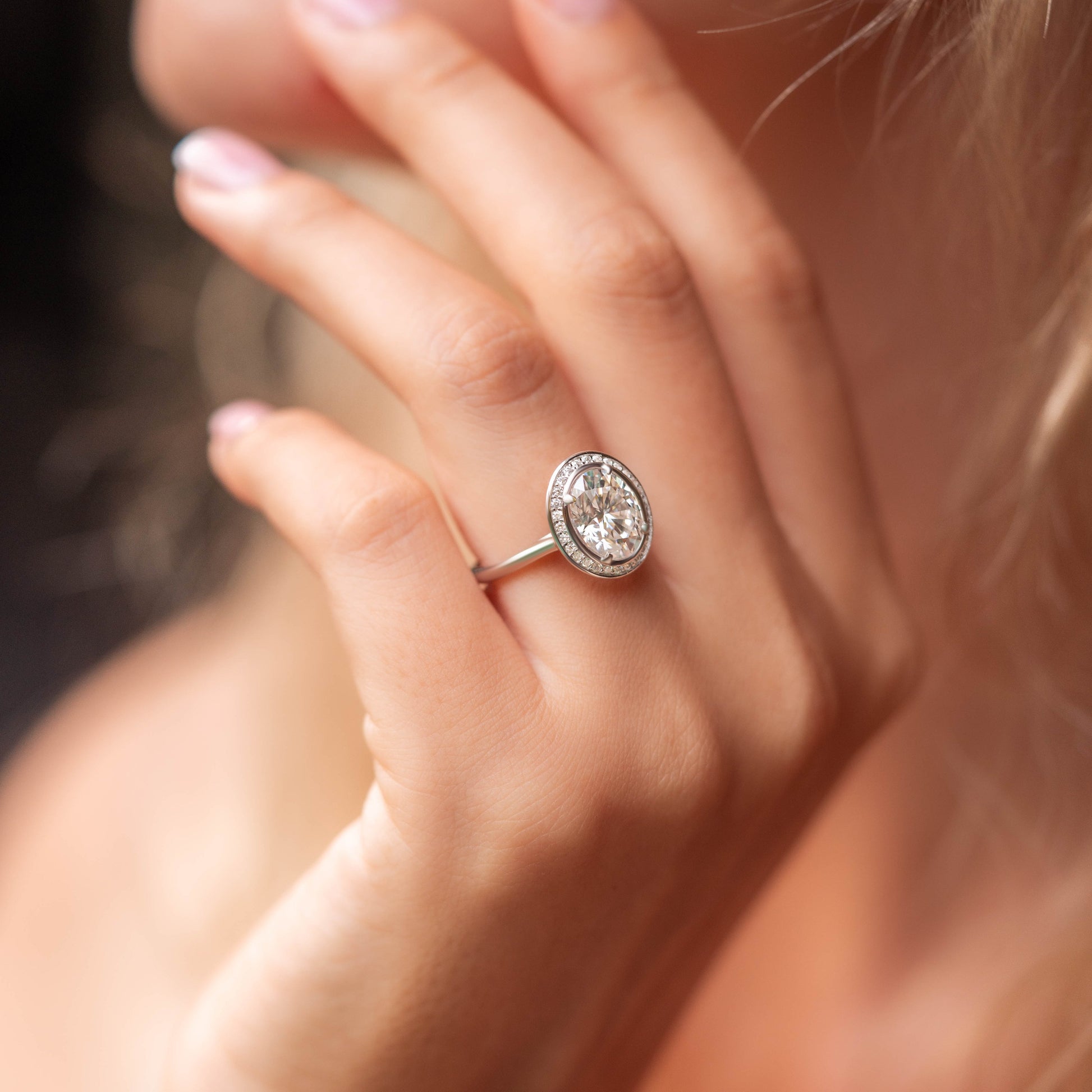 Der Elizabeth Oval Cut Halo Moissanit-Ring