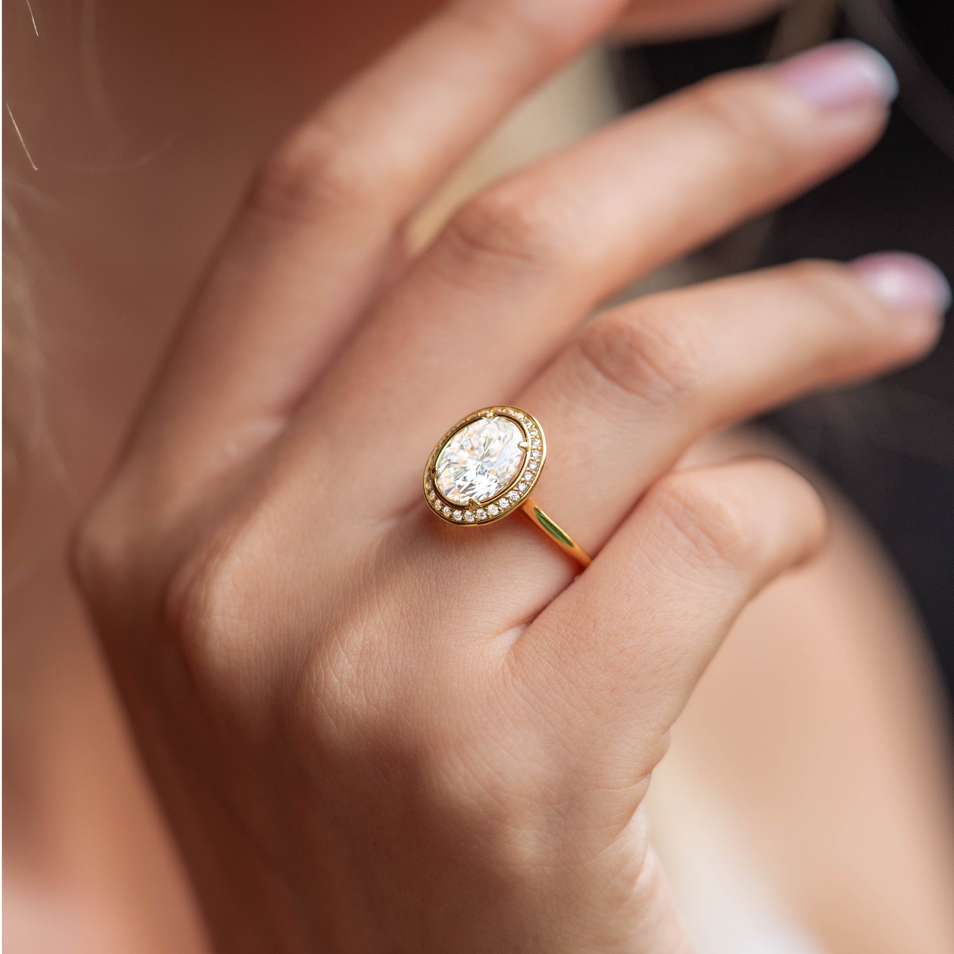 Der Elizabeth Oval Cut Halo Moissanit-Ring