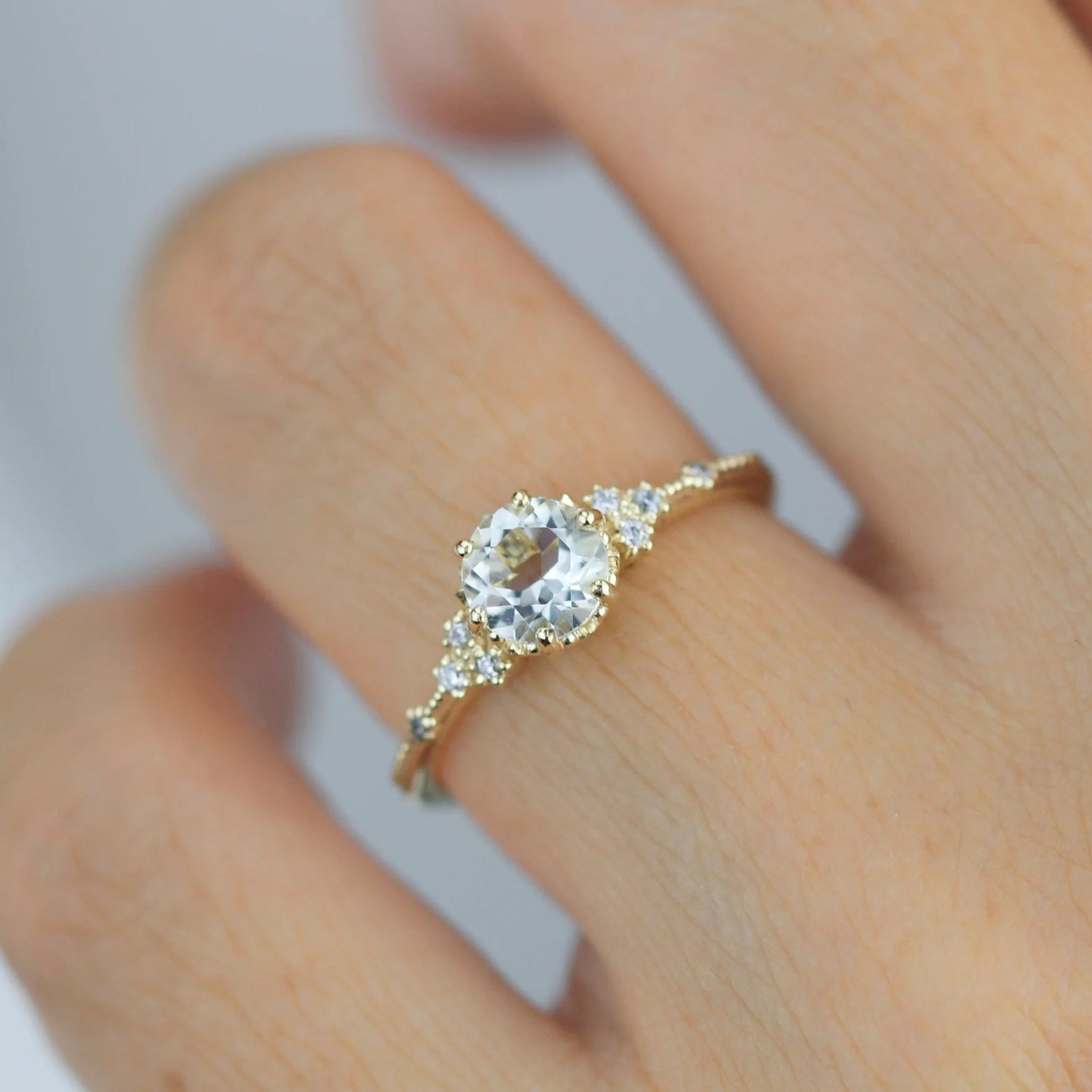 Der Nova Elise Verlobungsring mit smaragdgeschliffenem Moissanit