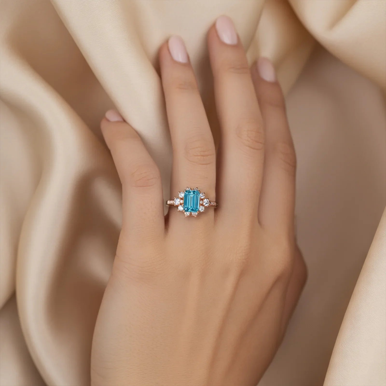 Der Bethany Emerald Cut Blue Moissanit Halo Ring