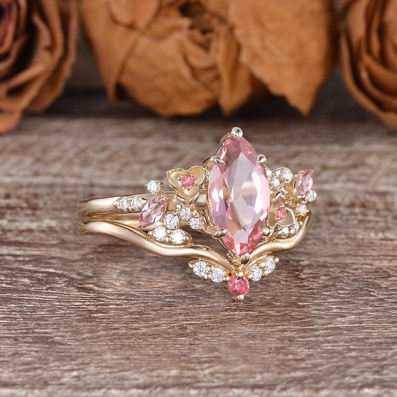 Virelia Vintage Ring mit smaragdgeschliffenem, verschlungenem Zweig und rosa Edelstein